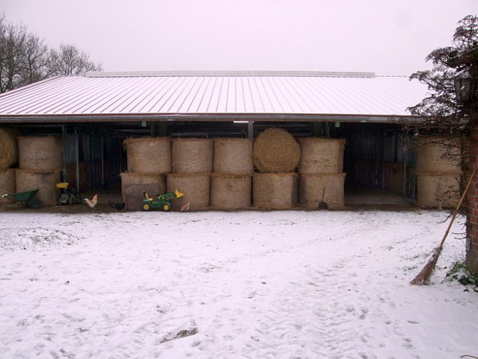 Strohdepot an den Pferdeboxen fÃ?Â¼r den Winter