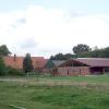 HofgebÃ?Â¤ude mit neuem Stall fÃ?Â¼r 22 Pferdeboxen.