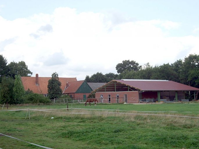 HofgebÃ?Â¤ude mit neuem Stall fÃ?Â¼r 22 Pferdeboxen.